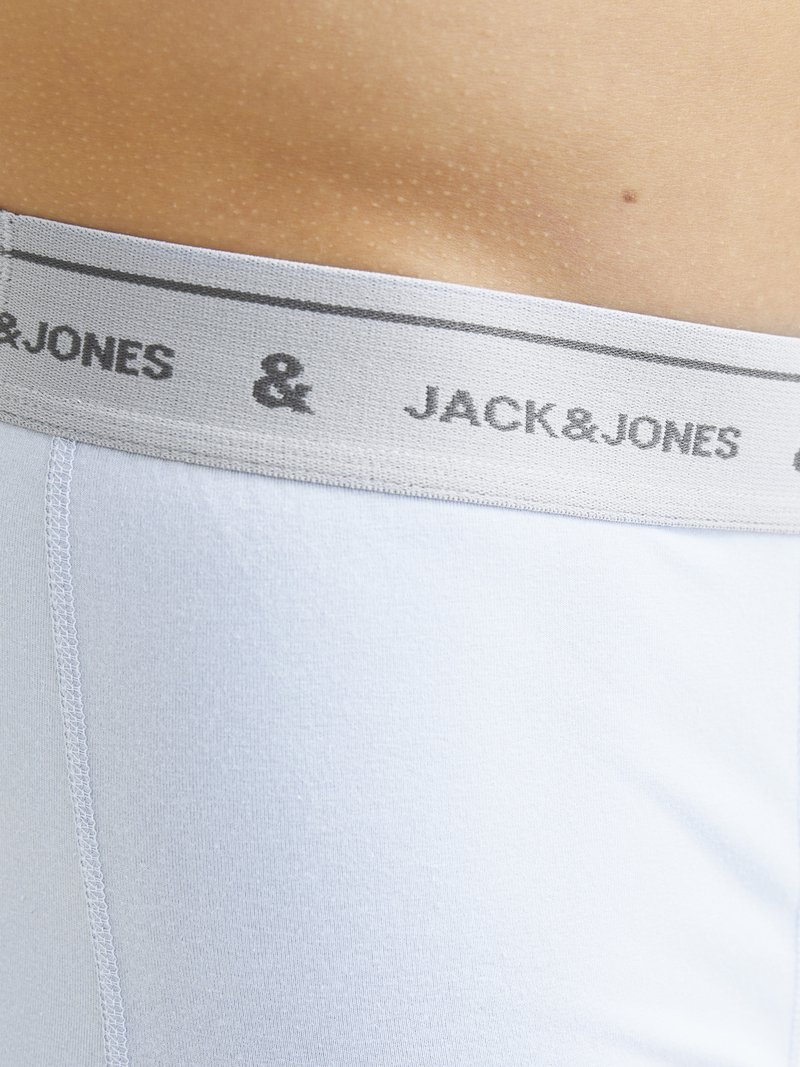 Biele bavlnené boxerky s sivým elastickým pásom, na ktorom je čiernym vytlačený nápis "JACK & JONES". Tkanina pôsobí hladko a priliehavo.