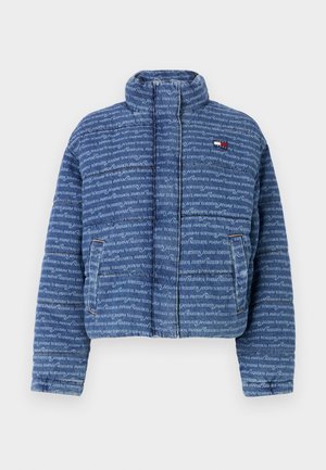 Chaqueta puffer de mezclilla azul recortada con un patrón de texto blanco repetido, cuello alto, cierre frontal y bolsillos laterales. Presenta el logo de la marca en el pecho.