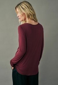 Next REGULAR FIT SLOUCH V-NECK LONG SLEEVE - Langarmshirt - burgundy red
