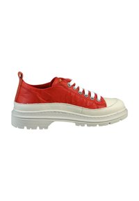 Baskets basses rouges et crème avec une tige en cuir texturé, semelle en caoutchouc et lacets blancs. Présente une languette au niveau du talon.