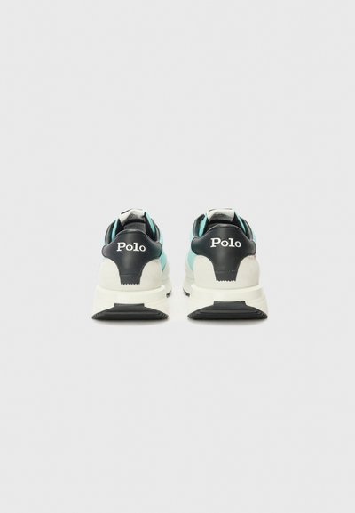 Tenisi negri și teal cu un superior texturat, talpă albă și o marcaj pronunțat "Polo" pe călcâi. Prezintă un design din suede și plasă.