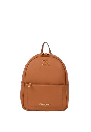 Zaino in pelle color cuoio con forma arrotondata, logo in rilievo, tasche con cerniera e dettagli in metallo color oro. Texture liscia con dettagli di cucitura.