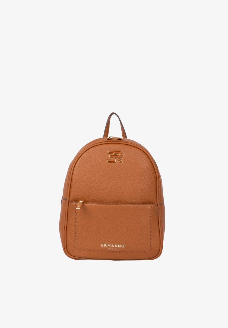 Zaino in pelle color cuoio con forma arrotondata, logo in rilievo, tasche con cerniera e dettagli in metallo color oro. Texture liscia con dettagli di cucitura.