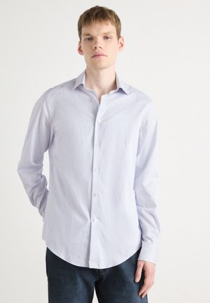 Camisa de botones de rayas verticales en azul claro y blanco, de manga larga, con cuello estándar, con una textura suave y dobladillo redondeado.