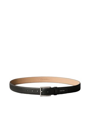Cintura in pelle nera con texture, fibbia rettangolare argento e piccolo logo Calvin Klein vicino alla fibbia su sfondo bianco.