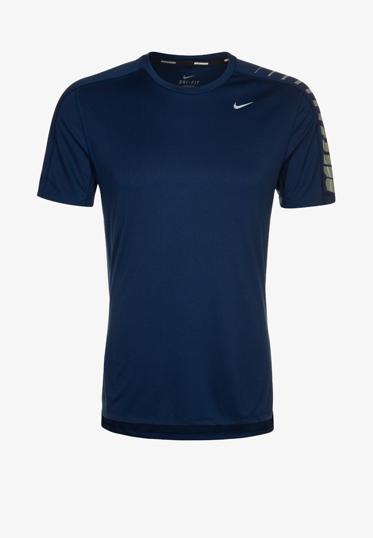 T-shirt de sport bleu marine à manches courtes avec logo Dri-FIT et motif sur les épaules, conçu pour la performance athlétique et le confort.