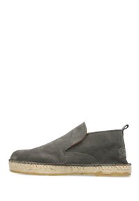 Scarpe slip-on in suede grigio con punta arrotondata e tagli laterali, con suola in corda di juta e un piccolo tassello sul tallone per una facile vestibilità.