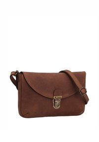 Bruine leren crossbodytas met verstelbare riem en metalen gesp aan de voorflap tegen een witte achtergrond.