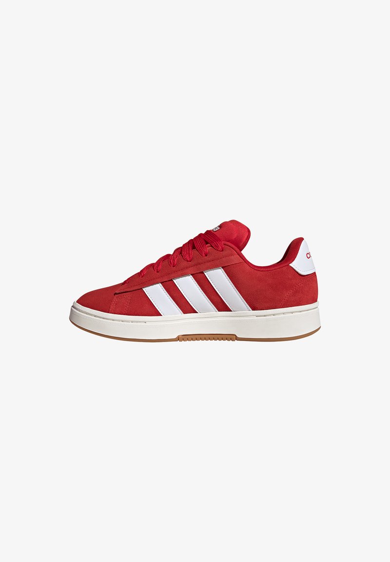 Rote Wildledersneaker mit weißen Lederstreifen, Gummisohle und flachen Schnürsenkeln. Betont durch ein einfaches, niedriges Design.