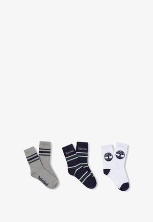 Trzy pary skarpetek: szare w zielone paski, granatowe w białe i zielone paski oraz białe z czarnym logo. Materiał mieszanka bawełny.