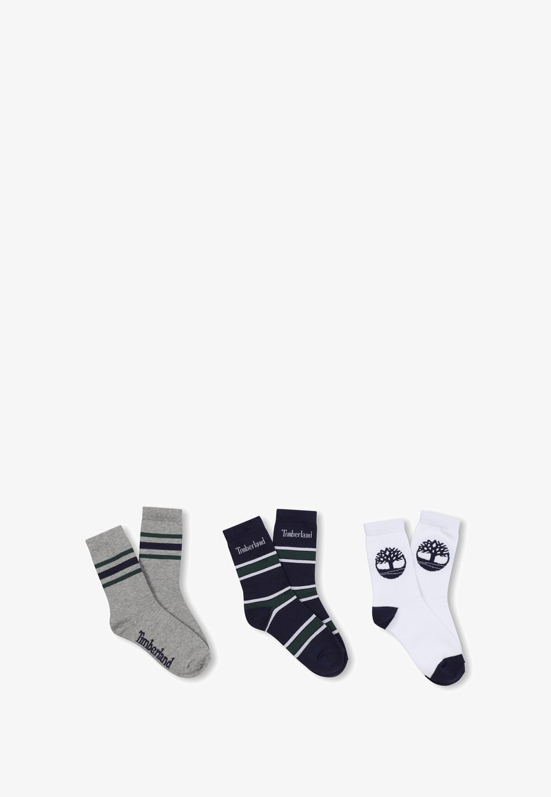Tre coppie di calzini: grigi con strisce verdi, blu navy con strisce bianche e verdi, e bianchi con un logo nero. Materiale in misto cotone.