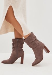 Next FOREVER COMFORTÂ® HEELED SLOUCH MIDI BOOTS - Højhælede støvler - mink brown