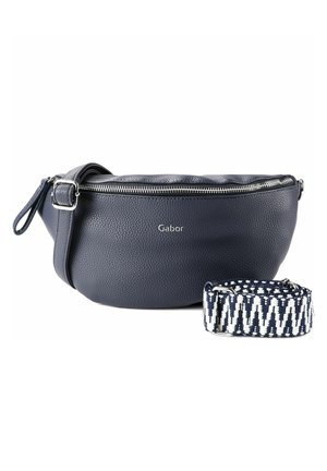 Marineblauwe, gestructureerde leren heuptas met zilverkleurige rits en merklogo, vergezeld van een afneembare zwart-wit patroonriem.