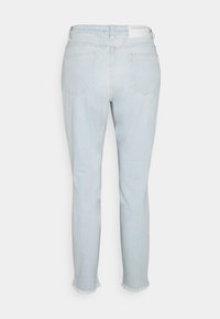 Jean en denim bleu clair vu de dos avec deux poches arrière, une petite étiquette blanche sur la ceinture et des ourlets effilochés.
