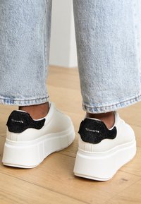 Unselected, white/black