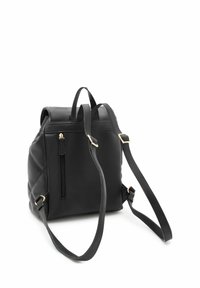 Schwarzer Rucksack aus Kunstleder mit gesteppter Seitenpartie, verstellbaren Trägern, einem oberen Griff und einer vorderen Reißverschlusstasche mit goldfarbenen Akzenten.