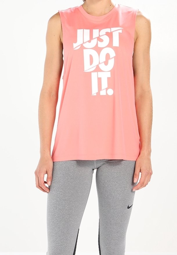 Top atletico senza maniche color corallo con grande scritta bianca "JUST DO IT." Abbinato a leggings grigi con un logo nero sul lato.