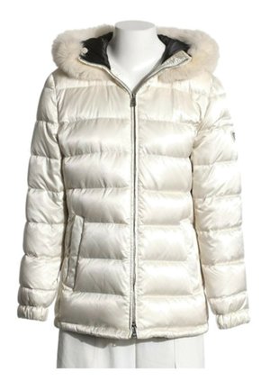Veste d'hiver blanche matelassée avec fermeture éclair avant, deux poches latérales, poignets élastiques et capuche doublée en fourrure sur un mannequin blanc.