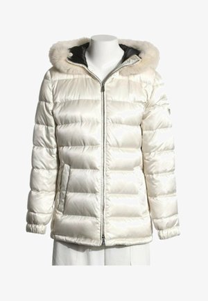 Veste d'hiver blanche matelassée avec fermeture éclair avant, deux poches latérales, poignets élastiques et capuche doublée en fourrure sur un mannequin blanc.