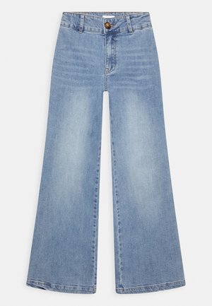 Jean large couleur bleu clair en denim, avec une taille haute, une fermeture à boutons sur le devant, et un léger effet délavé le long des jambes.