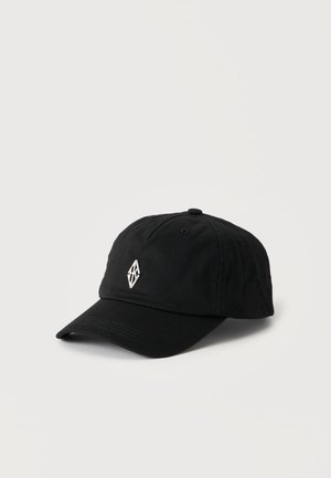 Schwarze Baseballkappe mit gebogenem Schirm und kleinem weißen, diamantförmigem Logo vorne vor einfarbigem Hintergrund.