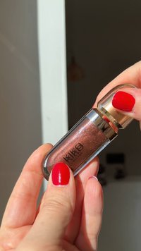 Ombretto liquido KIKO in un tubo trasparente con tappo dorato. Il prodotto ha una tonalità marrone scintillante con una texture fine e glitterata.