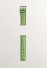 Correa de reloj de cuero verde con textura de cocodrilo, hebilla de metal plateado y múltiples orificios de ajuste para un mejor tamaño.