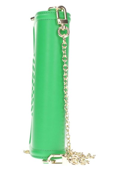 Groene cilindervormige handtas met gouden kettinghengsel en metalen sluiting op een witte achtergrond.