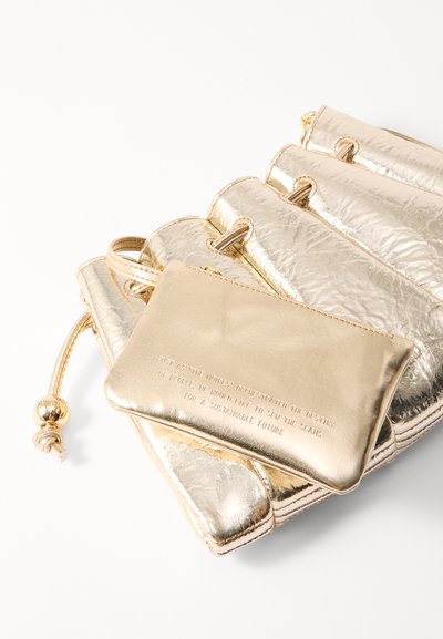 Borsa a pochette metallica dorata con design arricciato e una pochette più piccola. Texture liscia, chiusura con cordoncino e dettaglio di testo impresso.