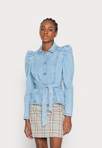 ONLY - ONLJULES BELT JACKET - Jeansjacka - light blue denim Miniatyrbild 1