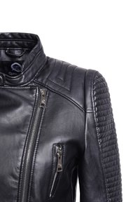Giubbotto di pelle nera con colletto alto, texture trapuntata sulle spalle, tasche con cerniera e dettagli in hardware argentato.