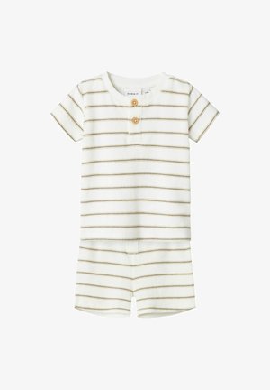 Pyjama à manches courtes, rayé en blanc et brun, avec deux boutons en bois, un col rond et un tissu doux avec une légère texture.