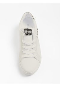 Sneaker bianco realizzato in un materiale similpelle liscio, con punta rotonda, lacci tono su tono e una patch logo testurizzata nera e argento sulla linguetta.