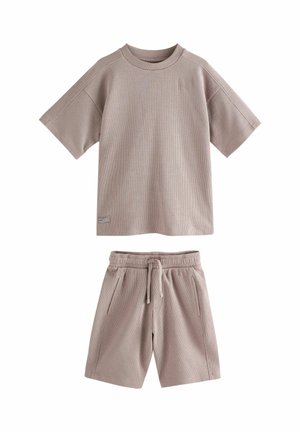 Gaiši pelēks bērnu T-kreklu un šortu komplekts. Īsas piedurknes, ribotu tekstūru, elastīga jostasvieta, divas sānu kabatas, ikdienišķs dizains.