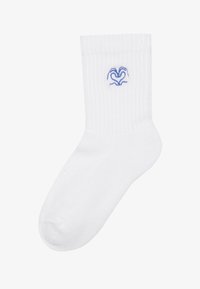 Calcetín blanco de algodón con textura acanalada y un diseño bordado en azul que resemble a dos corazones entrelazados cerca del área del tobillo.