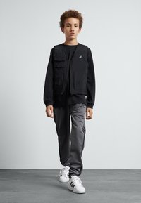 adidas Originals Spodnji deli trenirk - grey five