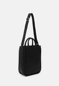 Svart läderhandväska med en strukturerad form, som har topphandtag och en avtagbar axelrem. Slät textur, minimalistisk design.