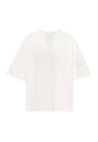 Biała bawełniana koszulka z krótkim rękawem, luźny krój, z małym graficznym detalem w jasnoróżowym kolorze na tylnej części szyi. Miękka faktura, casualowy design.