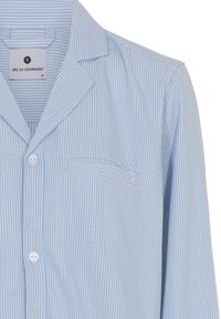 Camicia da pigiama a righe blu chiaro con colletto a contrasto, chiusura frontale con bottoni e taschino sul petto. Realizzata in tessuto morbido con una texture liscia.
