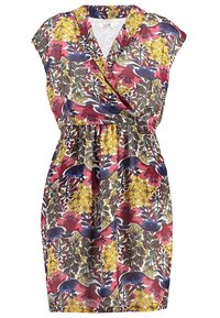 Sukienka z kwiatowym wzorem o dekolcie w kształcie litery V, krótkich rękawach, elastycznym pasie oraz kolorowym wzorze czerwonych, niebieskich i żółtych kwiatów na białym tle.