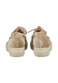 Beżowe zamszowe buty o zaokrąglonym kształcie, zawiązywane na sznurowadła, z kremowymi gumowymi podeszwami. Posiadają złote przelotki i wytłoczony logo na pięcie.