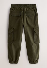 Pantaloni cargo verde scuro con vita e polsini elasticizzati, con due tasche posteriori con aletta e due tasche laterali con aletta.