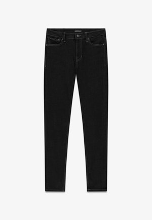 Czarne dżinsy skinny z denimu o średnim stanie, posiadające pięć kieszeni, białe przeszycia oraz zapięcie na guzik z przodu.