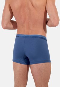 Blå stretchtyg kalsonger med en kontrastrik midjeband som har varumärkesnamnet. Tätt sittande design med en slät textur.