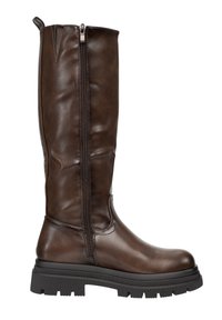 Bruine leren kniehoge laars met een zijrits, ronde neus en dikke, getextureerde zwarte zool, met subtiele stikseldetails.