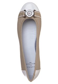 Ballerine in tessuto beige con punta in pelle patent bianca, fodera interna a righe, dettaglio del logo argentato e cinturino decorativo con fibbia.