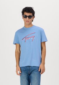 Tommy Jeans - SIGNATURE TEE - Marškinėliai su spaudiniu - colorado blue Miniatiūros vaizdas 1