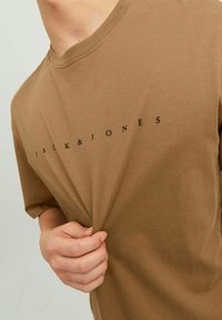 Jack & Jones JJESTAR TEE - T-shirt imprimé - otter