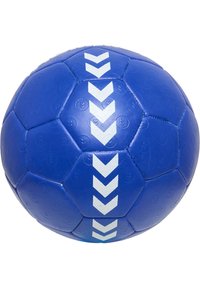 Niebieska piłka ręczna z teksturowaną powierzchnią, heksagonalnymi panelami i białymi wzorami w kształcie chevronu na środku. Wykonana z trwałego materiału syntetycznego.