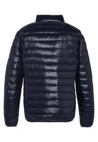 Námorně modrá péřová bunda s prošívaným designem, vysokým límcem a lesklou, hladkou texturou, s horizontálním prošíváním po celém povrchu.